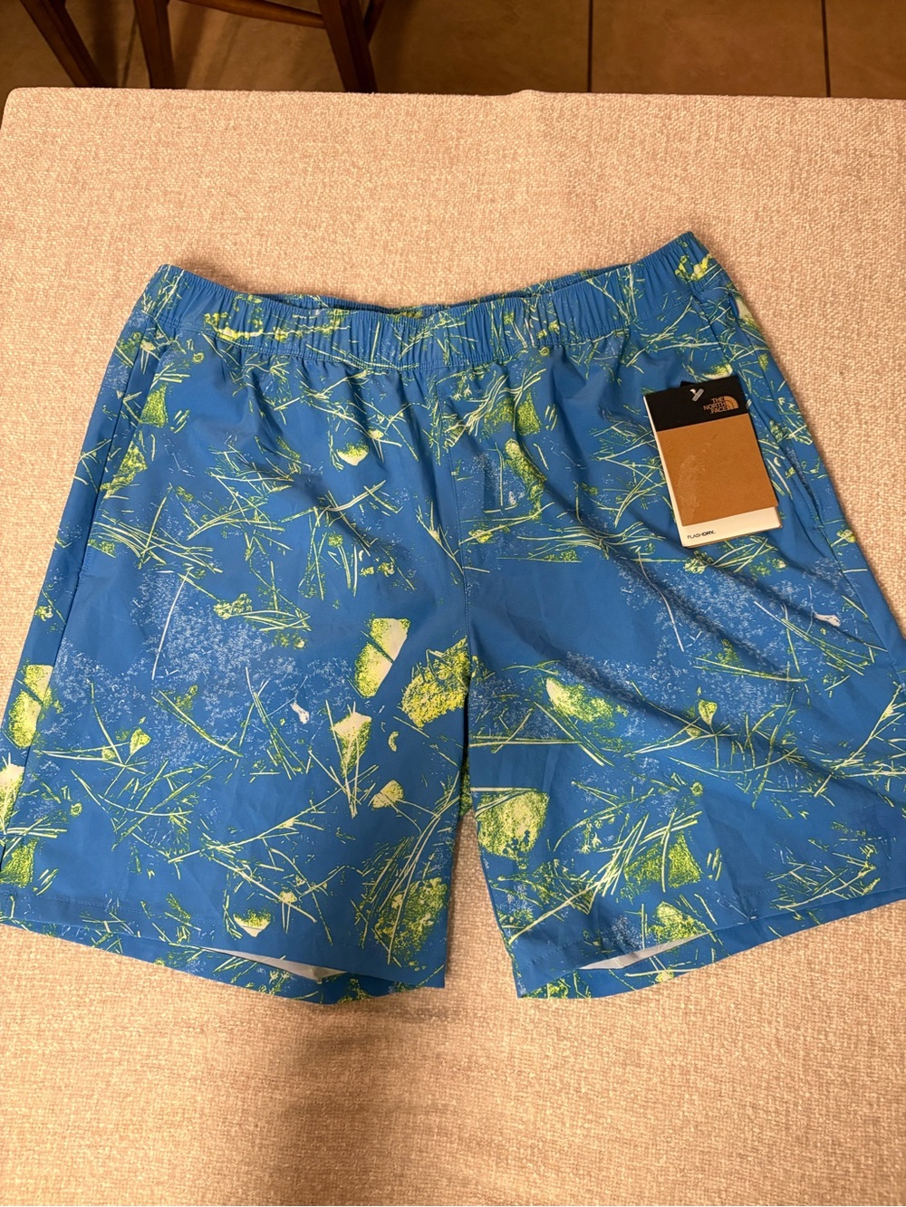 NWT Men’s The North Face Blue Wander Shorts with Lime Print Size M